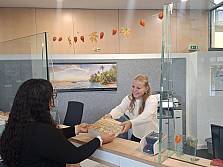 Lernende am Empfangsschalter